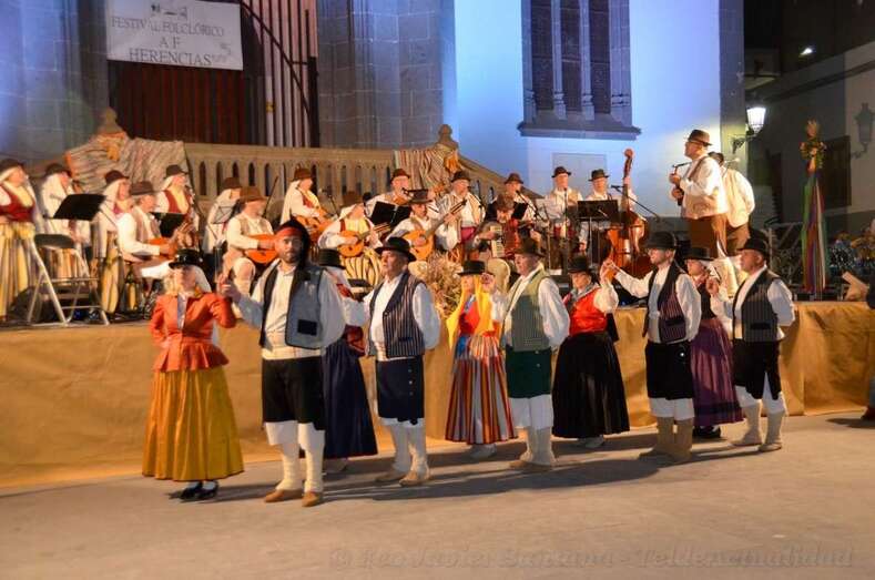 Actuación de Centro y del cuerpo de baile Anzar, el viernes en Montaña Cardones (Foto Francisco Javier Santana)